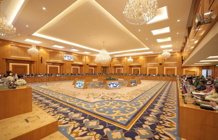 وزير
      الخارجية
      السعودي
      ونظيره
      الباكستاني
      يبحثان
      سبل
      خفض
      حدة
      التوتر