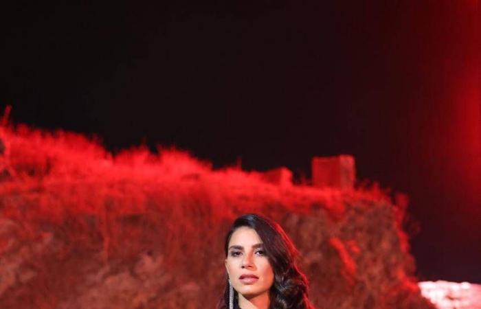 فرح
      نخول
      لـ«الشرق
      الأوسط»:
      لا
      يزعجني
      تشبيه
      صوتي
      بفنانة
      أخرى