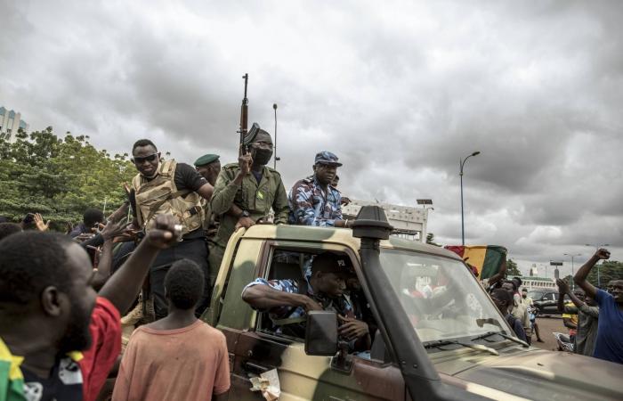 بوركينا
      فاسو:
      أكثر
      من
      130
      قتيلاً
      في
      هجمات
      إرهابية
      خلال
      10
      أيام