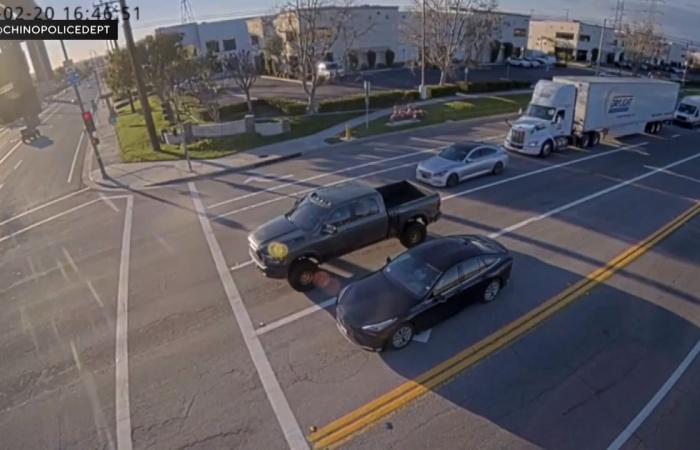 هجوم جريء في وضح النهار.. سرقة شاحنة أمام السائقين في شارع بكاليفورنيا