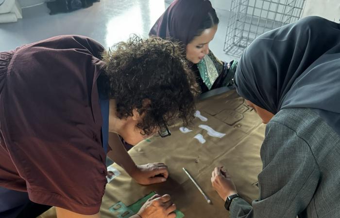 عباءة سعودية تُحوّل تراث المملكة إلى لوحة فنية خلال رمضان