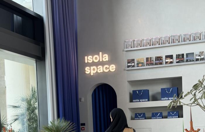 عباءة سعودية تُحوّل تراث المملكة إلى لوحة فنية خلال رمضان