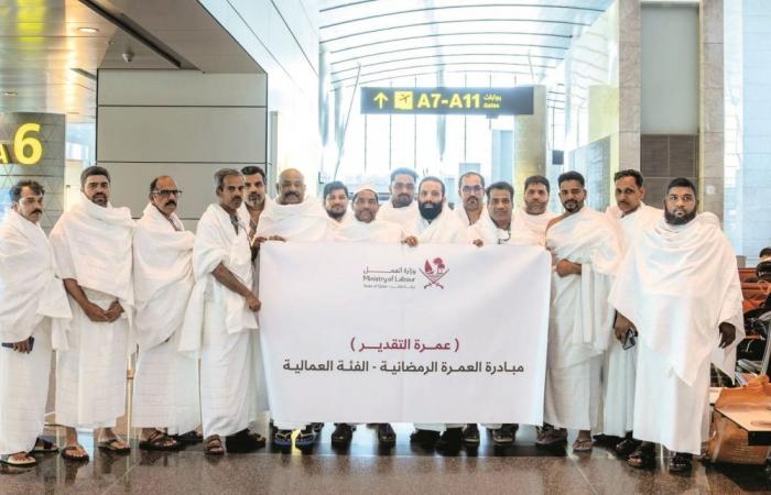 العمل تطلق مبادرة لأداء العمرة لعدد من العمال
