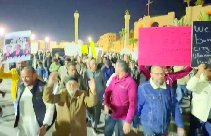 تهديدات
      بإغلاق
      منشآت
      نفطية
      في
      الزاوية
      الليبية
      احتجاجاً
      على
      احتجاز
      متظاهرين