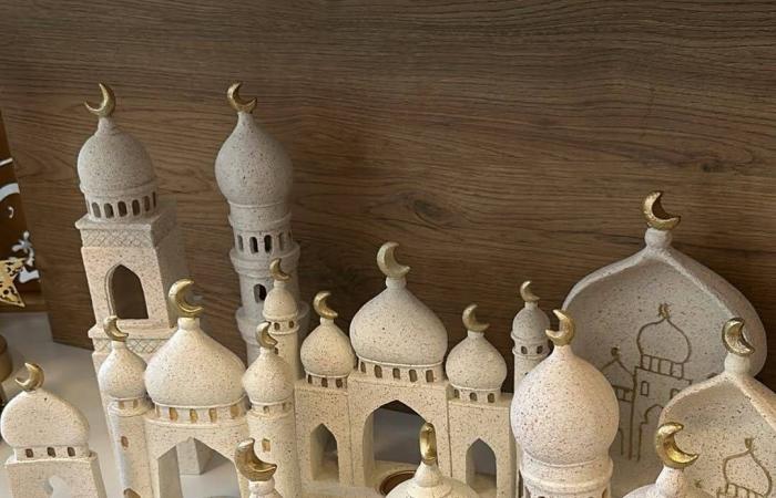 ساحات
      بيروت
      ومنازلها
      تكتسي
      بحلة
      الشهر
      الفضيل