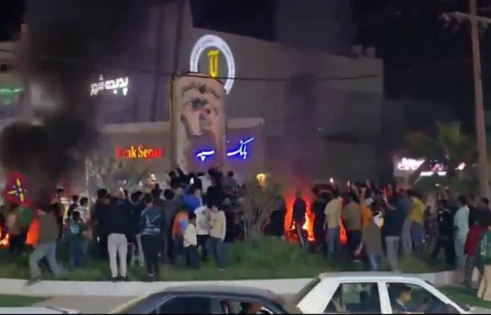 شاهد.. لحظات لاحتفال إيرانيين في الشوارع بعد إعلان مقتل خامنئي