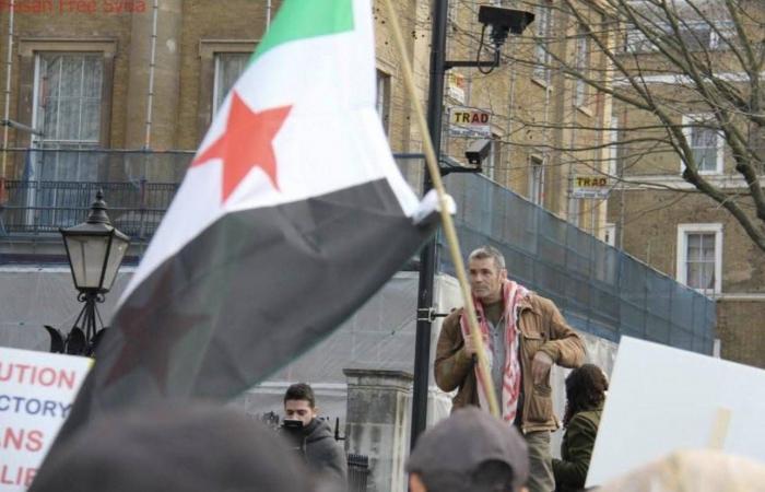 «فصيل
      عراقي»
      يعلن
      قصف
      قاعدة
      للجيش
      الأميركي
      في
      مطار
      بغداد