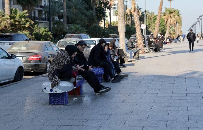 الحكومة
      اللبنانية
      تحظر
      نشاطات
      «حزب
      الله»
      العسكرية
      والأمنية…
      وتلزمه
      بـ«تسليم
      السلاح»