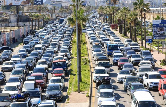 الحكومة
      اللبنانية
      تحظر
      نشاطات
      «حزب
      الله»
      العسكرية
      والأمنية…
      وتلزمه
      بـ«تسليم
      السلاح»