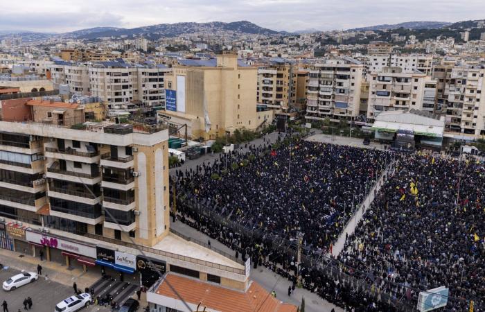 لبنان.. اشتعال مبنى في الضاحية الجنوبية لبيروت جرّاء غارات إسرائيلية