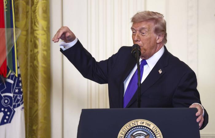 ترمب
      يلوّح
      بالخيار
      البري…
      والضربات
      تتسع
      في
      إيران