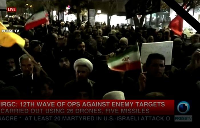 ترامب يحذر إيران: "ستمطر قنابل".. وشوارع طهران تمتلئ بالحشود احتجاجًا على مقتل خامنئي