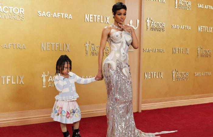 هذا ما فعلته ابنة تيانا تايلور بفستان والدتها على السجادة الحمراء