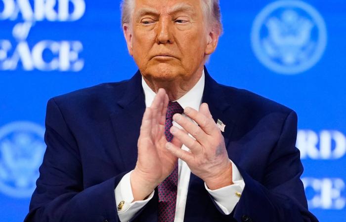 طفح
      جلدي
      أحمر
      على
      رقبة
      ترمب
      يثير
      تكهنات...
      وطبيبه
      يوضح