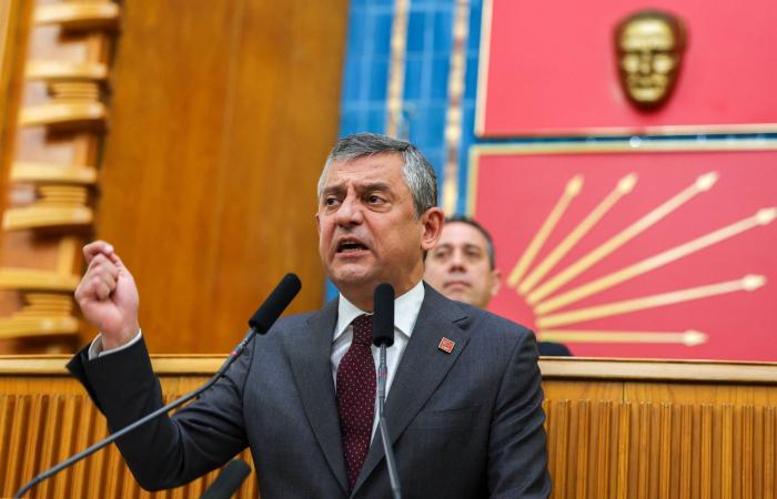 تركيا:
      إبعاد
      رئيس
      بلدية
      معارض
      من
      منصبه
      بعد
      توقيفه
      بتهمة
      «الابتزاز»