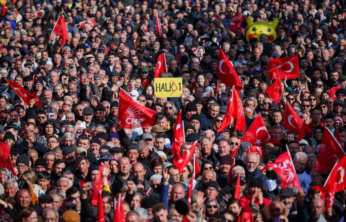 تركيا:
      إبعاد
      رئيس
      بلدية
      معارض
      من
      منصبه
      بعد
      توقيفه
      بتهمة
      «الابتزاز»