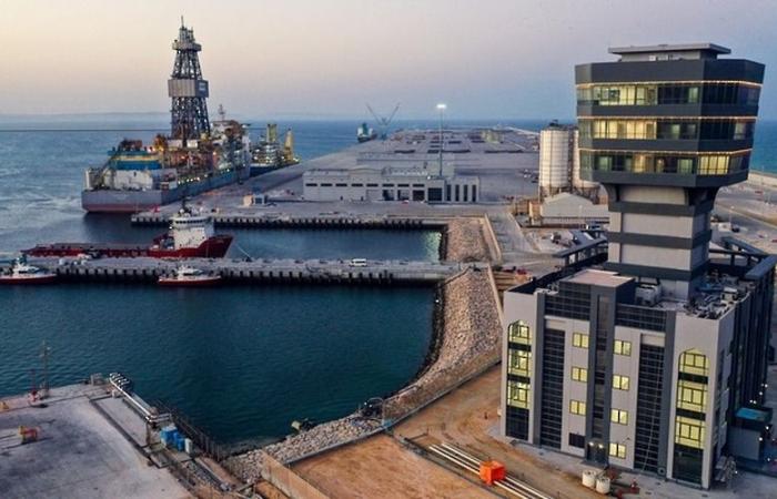  طائرات مسيرة تستهدف أحد خزانات الوقود بميناء الدقم في سلطنة عمان