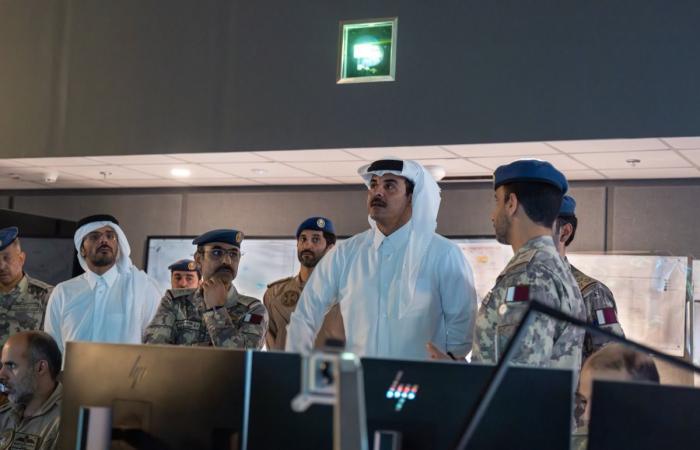 سمو الأمير يزور مركز العمليات الجوية ويشيد بكفاءة منتسبي القوات المسلحة القطرية