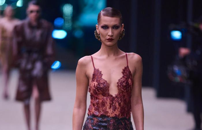 دانتيل شفاف ومكياج غوثي.. بيلا حديد بإطلالة مغرية في باريس