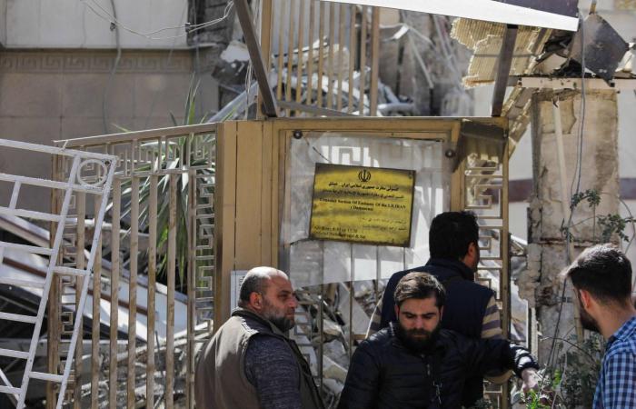 في
      دمشق
      سكان
      يراقبون
      الحرب
      الإقليمية
      ويطمئنون
      على
      عائلاتهم
      في
      الخليج