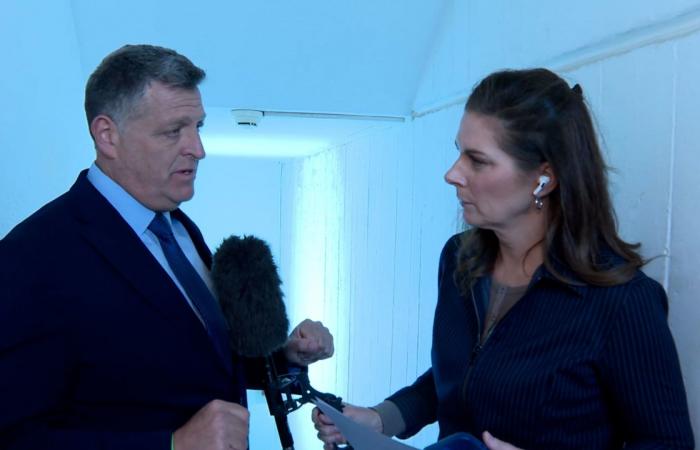 مذيعة CNN تضغط على مستشار نتنياهو بشأن مزاعم أن "خطأ" إيراني تسبب في الهجوم المميت على مدرسة للبنات