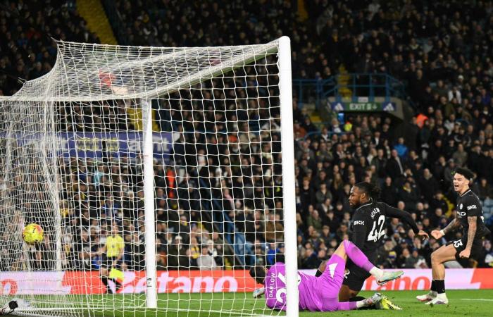 نجوم
      المنتخب
      الإيراني
      على
      حافة
      الهاوية...
      كرة
      القدم
      تتحول
      إلى
      ساحة
      صراع
      سياسي