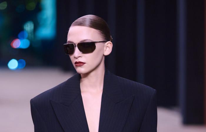 دانتيل شفاف ومكياج غوثي.. بيلا حديد بإطلالة مغرية في باريس