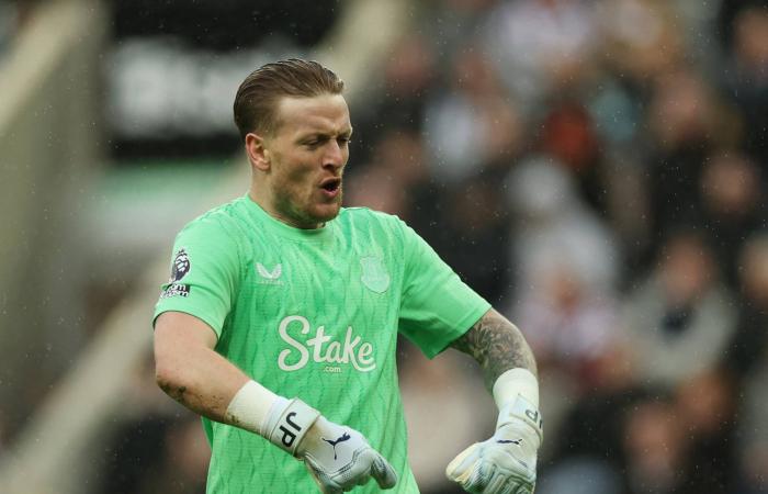 نجوم
      المنتخب
      الإيراني
      على
      حافة
      الهاوية...
      كرة
      القدم
      تتحول
      إلى
      ساحة
      صراع
      سياسي