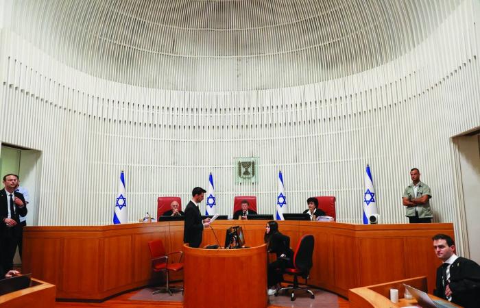 ترمب
      يفاجئ
      الإسرائيليين
      بتدخله
      في
      اختيار
      قيادة
      طهران
      وتل
      أبيب