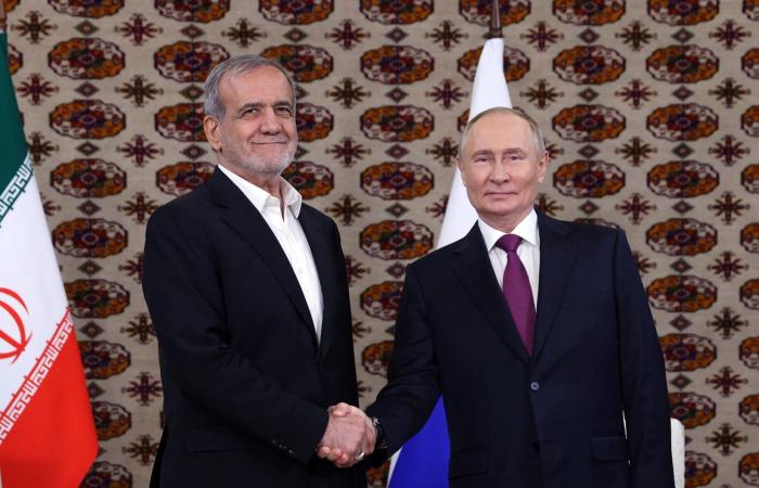 تفاصيل أول اتصال "علني" بين بوتين وبزشكيان منذ اندلاع حرب إيران وتقارير عن تعاون استخباراتي ضد أمريكا