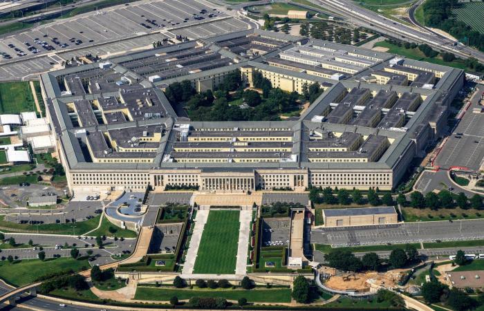 ترمب
      يضغط
      على
      شركات
      الدفاع
      لزيادة
      إنتاج
      العتاد
      العسكري