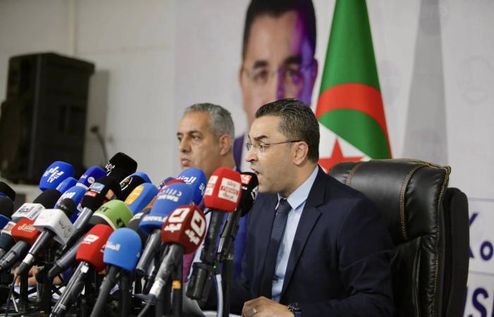 مخاوف
      من
      «التدخل
      الخارجي»
      تنعش
      النقاش
      السياسي
      في
      الجزائر