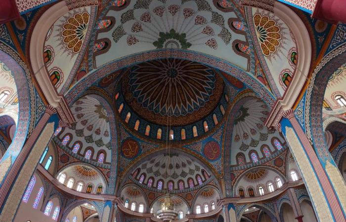 زخارف
      وقباب
      مسجد
      «الرحمن»
      بالقاهرة
      تجتذب
      زائرين
      مصريين
      وأجانب