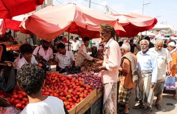 الحرب
      على
      إيران
      تضغط
      الاقتصاد
      اليمني
      وسط
      سعي
      حكومي
      للاحتواء