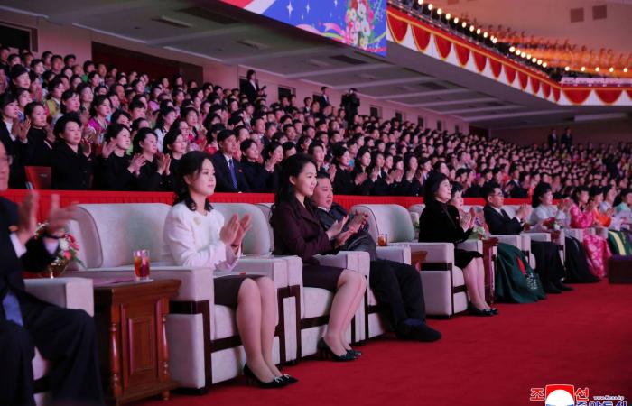 كيم
      يشيد
      بنساء
      بلاده:
      دعامة
      صلبة
      للثورة
      رغم
      الضعف
      الجسدي