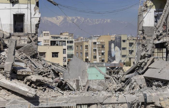 الهلال الأحمر الإيراني: تضرر آلاف المباني السكنية جراء الغارات الجوية