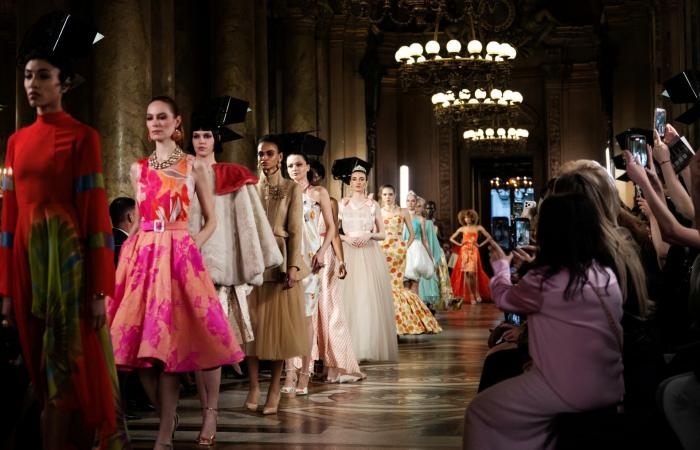 بعمر 9 سنوات..أصغر مصمم أزياء في العالم يشارك في أسبوع الموضة في باريس