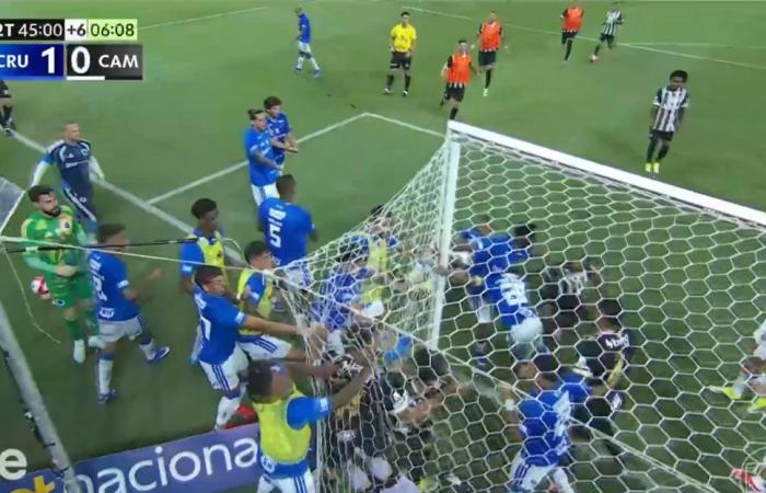 23 حالة طرد في نهائي كأس البرازيل بعد شجار جماعي عنيف (فيديو)