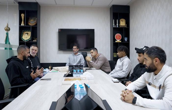 مصادر:
      «الآسيوي»
      يجتمع
      الأربعاء
      مع
      الاتحادات
      الخليجية
      لبحث
      مواعيد
      «النخبة»
      و«أبطال
      2»