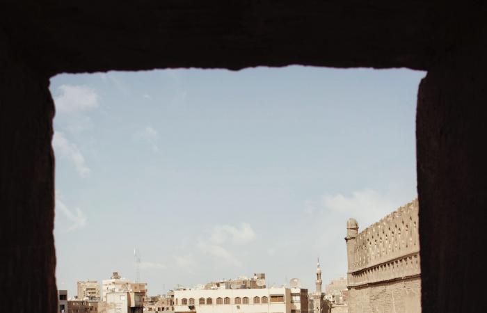 مصور مصري يؤطّر معالم القاهرة التاريخية في صور تجمع بين الرهبة والهدوء