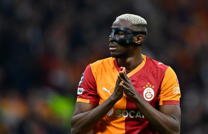 "لحظة مؤثرة".. أوسيمين يذرف الدموع لحظة رفع جماهير غلطة سراي لافتة مخصصة له