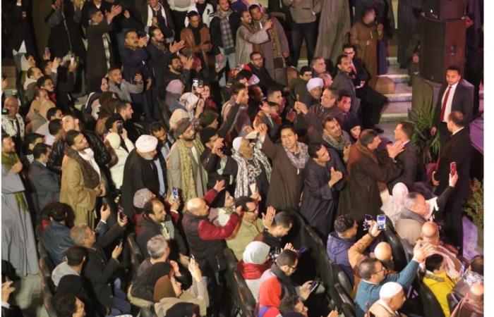 «عميد
      المنشدين»
      ياسين
      التهامي
      يختتم
      الليالي
      الرمضانية
      بالأوبرا
      المصرية