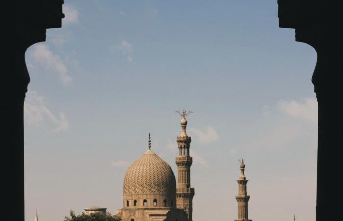 مصور مصري يؤطّر معالم القاهرة التاريخية في صور تجمع بين الرهبة والهدوء