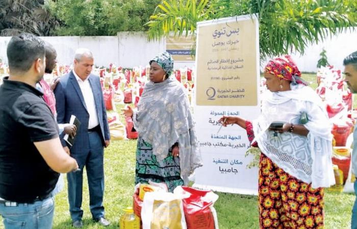قطر الخيرية توزع سلالًا رمضانية للأسر المحتاجة والمكفولين في غامبيا