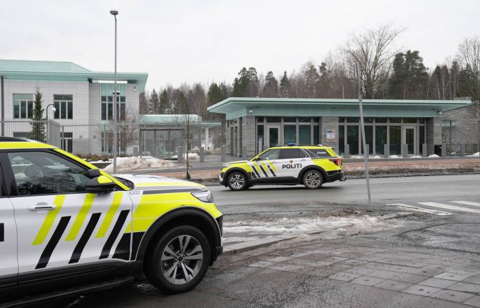 النرويج
      تعتقل
      3
      مشتبهين
      في
      الهجوم
      على
      السفارة
      الأميركية
      بأوسلو