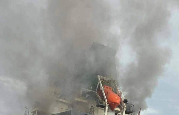 هجمات
      على
      سفن
      في
      مضيق
      هرمز
      وتصعيد
      إيراني
      يهدد
      الملاحة