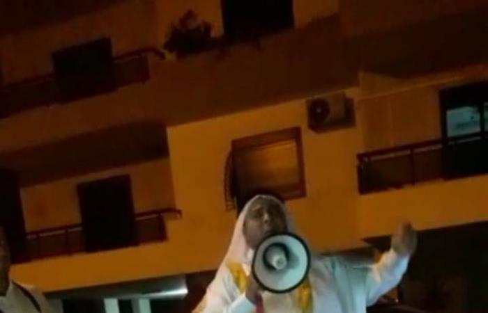 فوق
      دويّ
      الحرب
      يرتفع
      صوت
      المسحراتي
      موقظاً
      الصائمين
      في
      لبنان