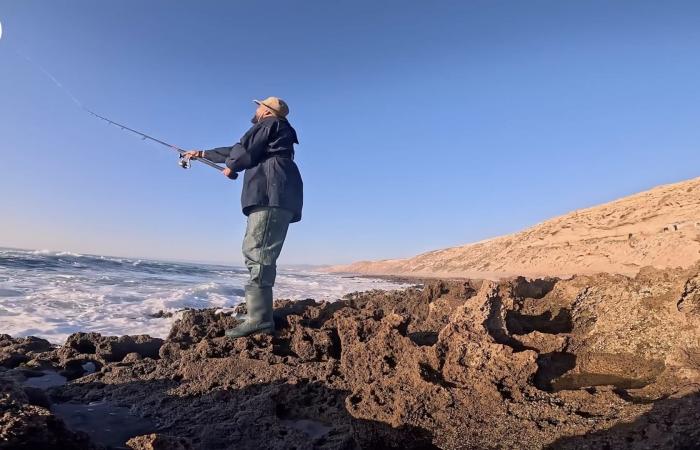 أسماك وخبز على الحطب..مغربي يصطاد وجبة إفطاره الرمضاني من البحر مباشرة