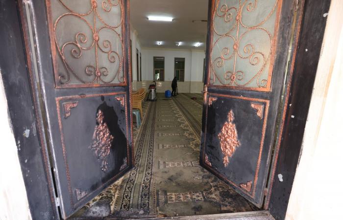 مستوطنون
      يحرقون
      مدخل
      مسجد
      في
      شمال
      الضفة
      الغربية