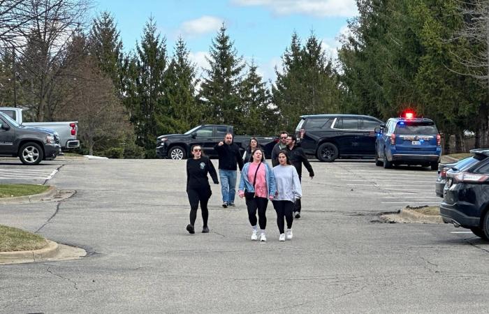 بيسنت:
      البحرية
      الأميركية
      قد
      ترافق
      السفن
      بمضيق
      هرمز
      ضمن
      تحالف
      دولي